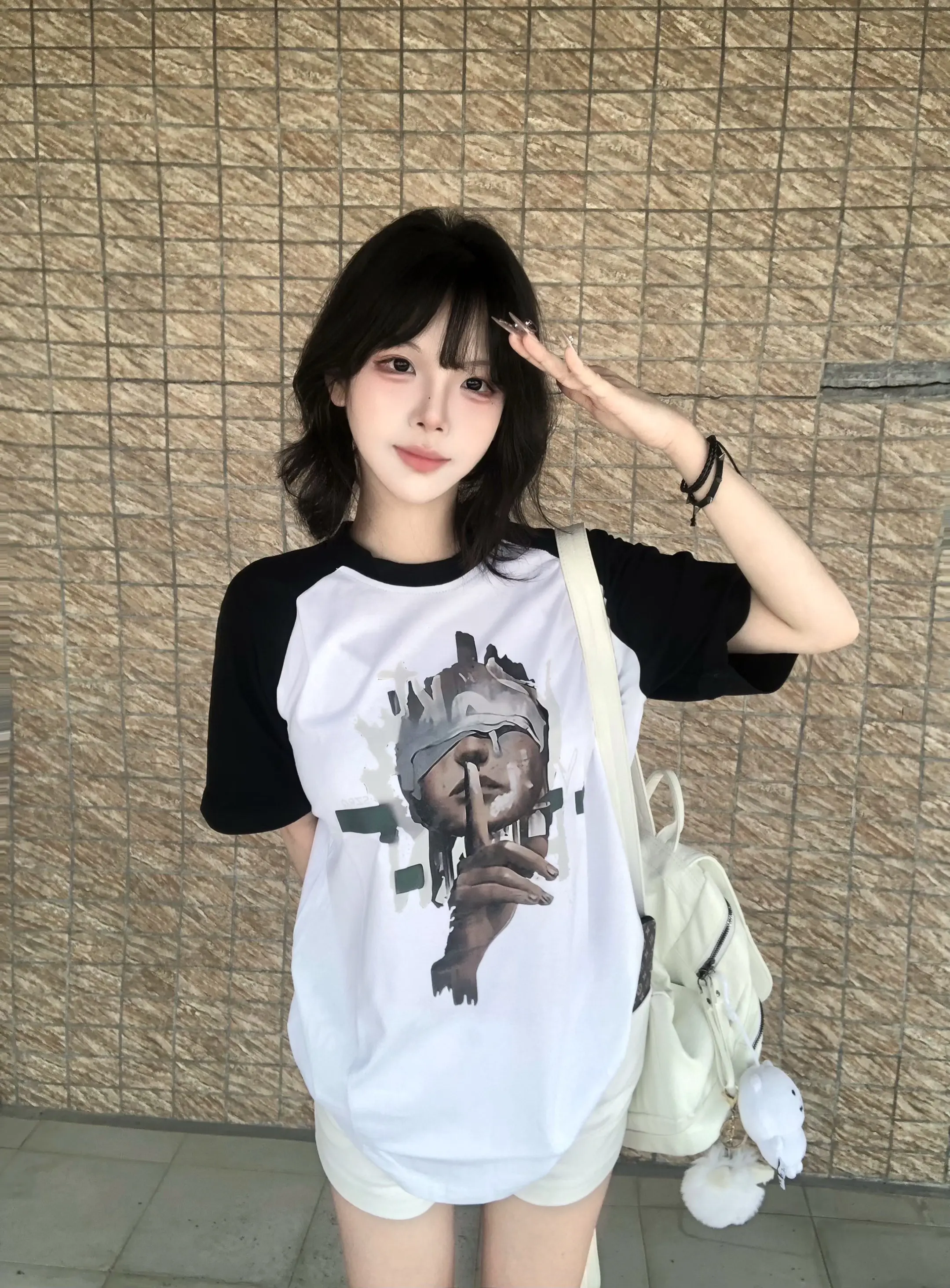 所有人收拾行李离开地球 我刚刚听到一个男的说20号要把全世界送给她