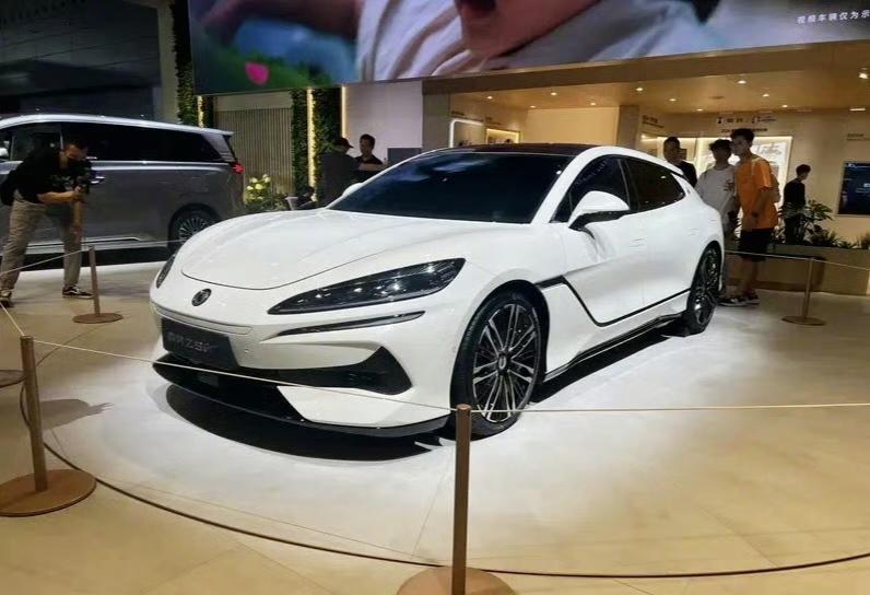 【2024粤港澳车展：腾势Z9GT插混版首发亮相】6月1日，在#2024粤港澳车