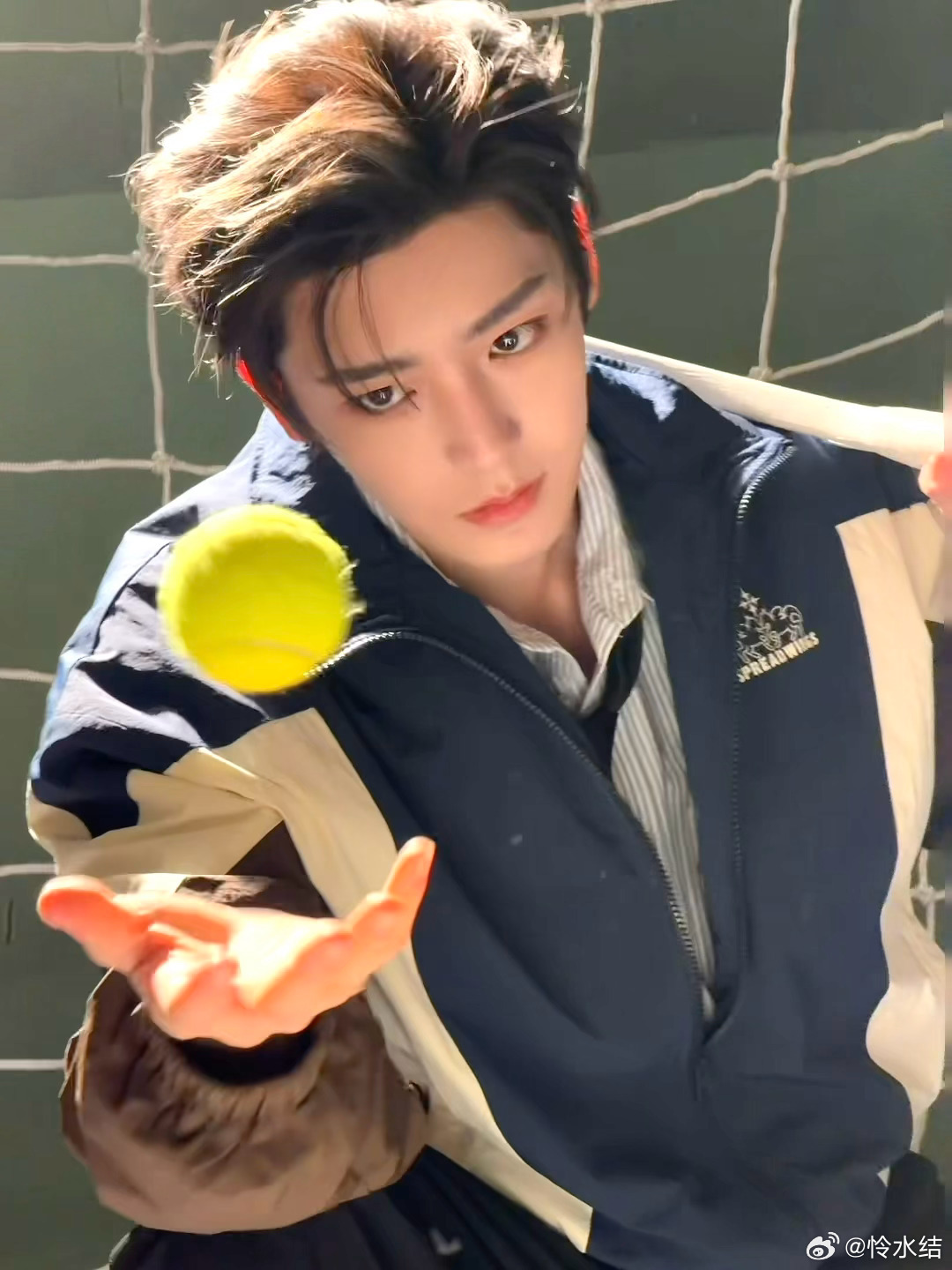 侯明昊 侯明昊的帅是那种能让人瞬间心动的，他的每一个动作、每一个表情都充满了魅力