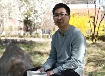 2008年，19岁的李龙695分进清华，因家里穷，放弃了学医。毕业后干教培，钱赚