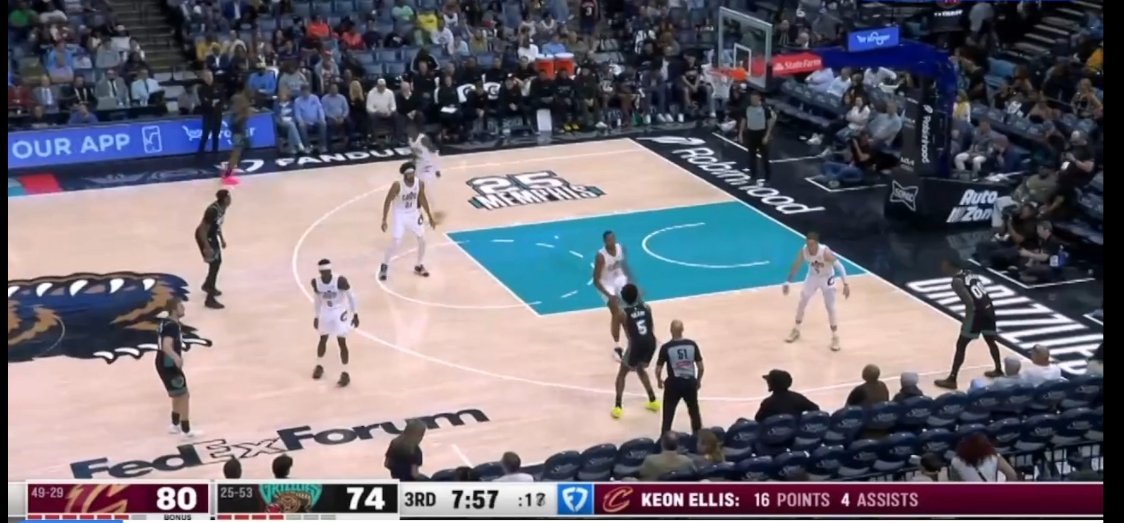 ▲艾利斯今天打的像控卫，和阿伦连续配合成功