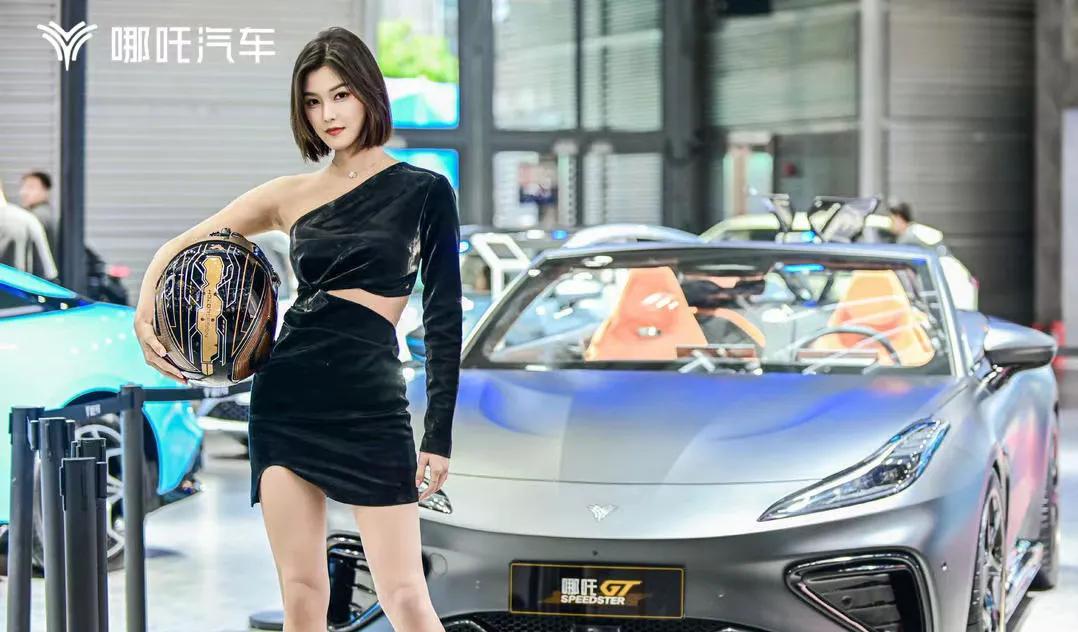 据说这个漂亮的小姐姐在抖音上有100多万粉丝
好羡慕啊
职业模特+网红
美丽又能