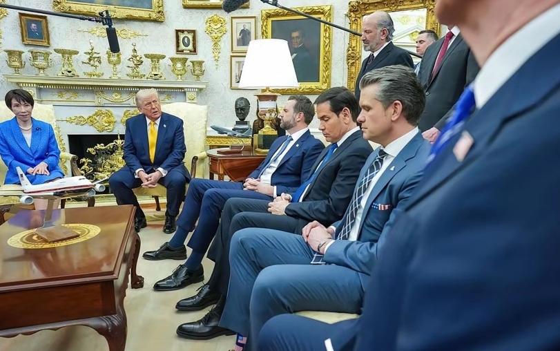 都说万斯不受待见了，鲁比奥才是特朗普的“心头肉”，但是你们看，论资排座的时候，副