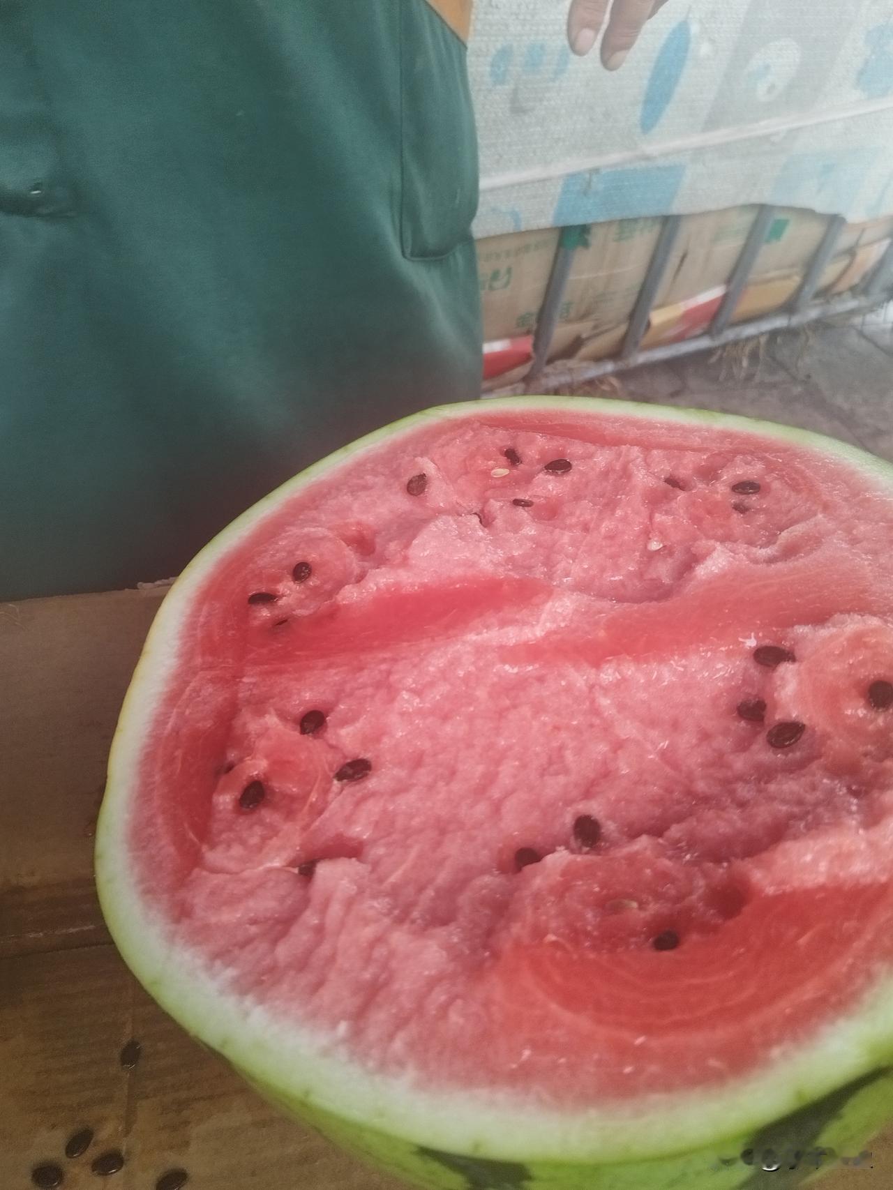 买菜买着买着买嗨了，买了四分之一半西瓜，9斤八两。拿不动了，喊老公来接应，这家伙