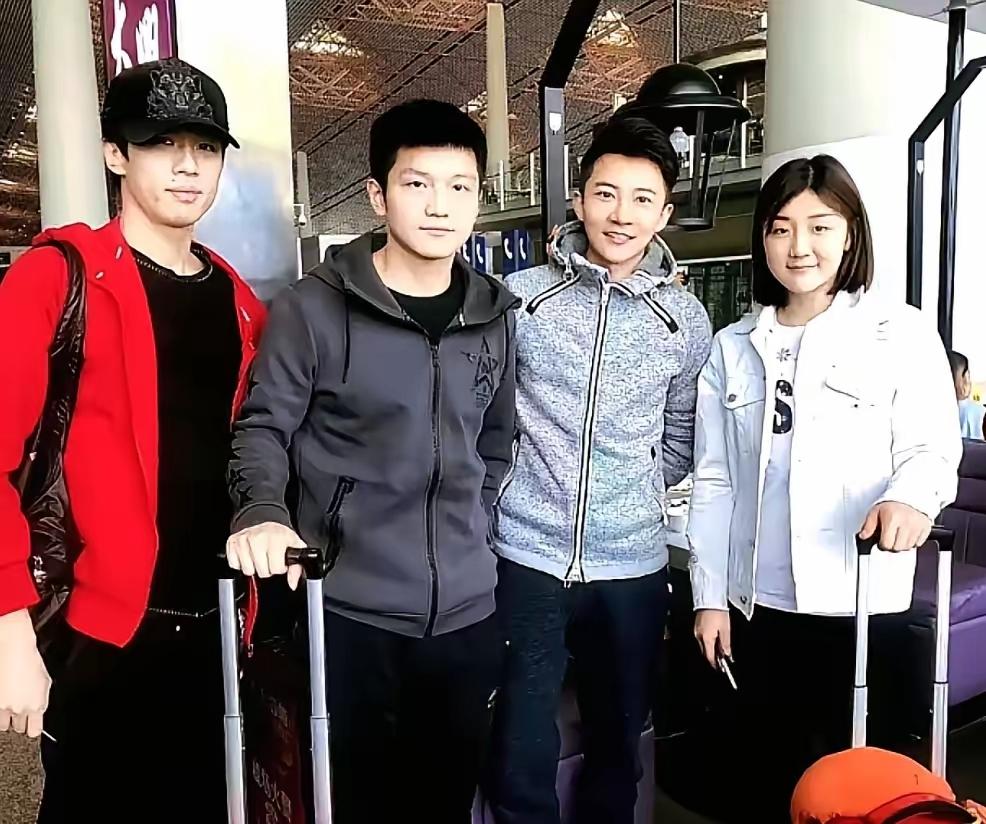这张4人合照，我只认出了凤眼如虹、笑意盈盈的陈梦与目若朗星、神仪明秀的樊振东，左
