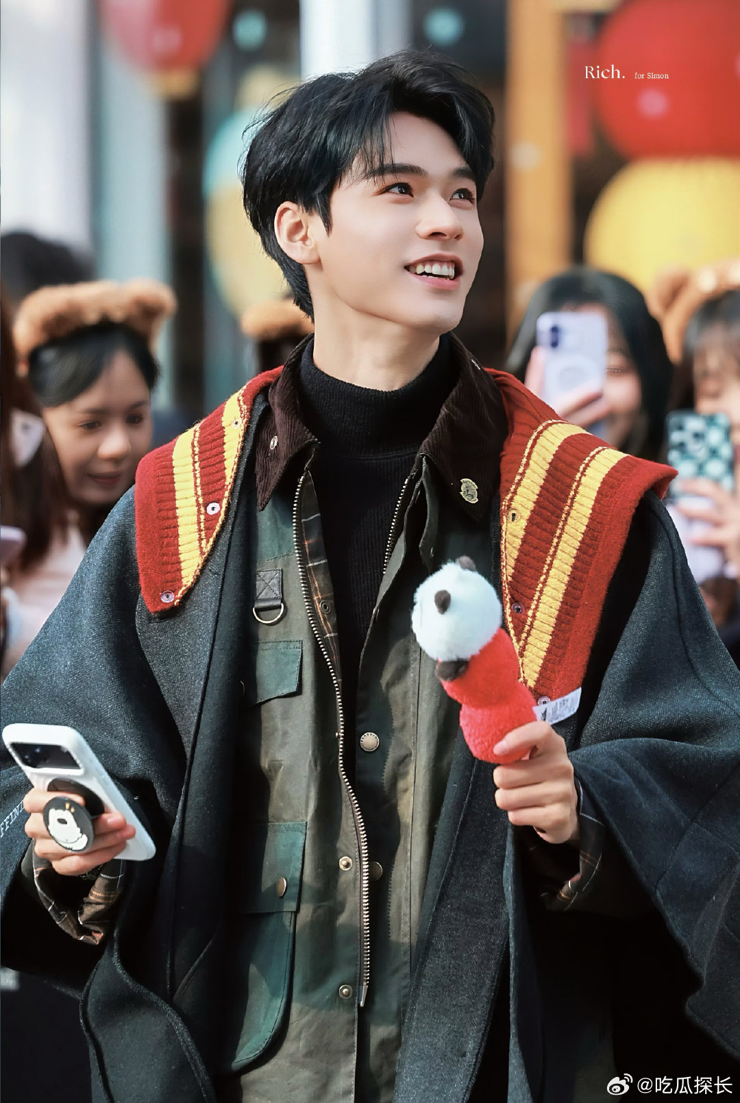 龚俊本人比照片帅一万倍 龚俊本人比照片帅一万倍，生图真的很帅啊！龚俊人比花车好看