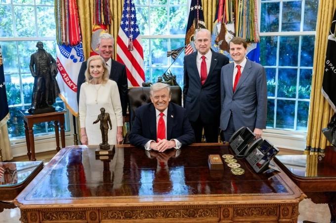 特朗普终于拿到和平奖了！
当地时间10月22日，特朗普荣获尼克松基金会颁发的'和