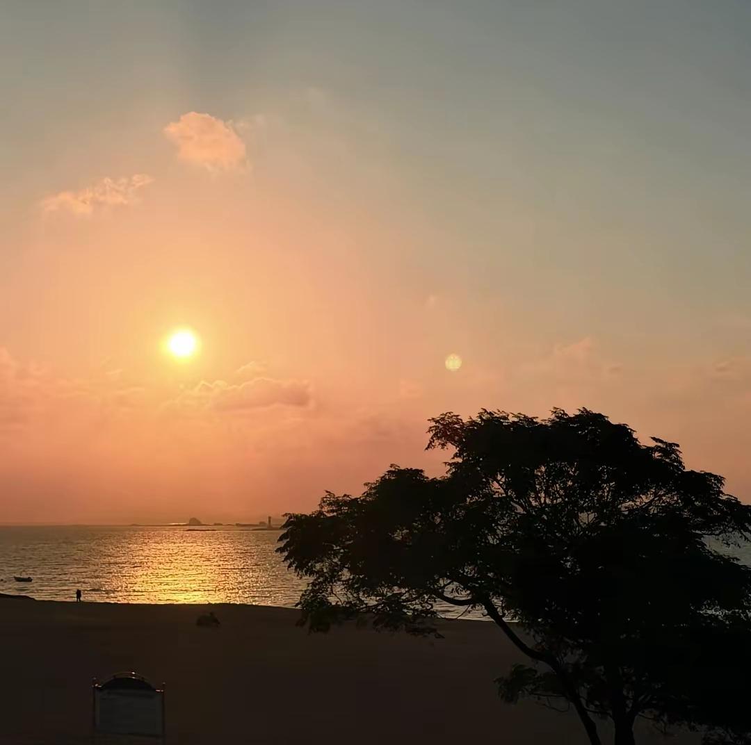夕阳西下，海边的美景真迷人。祖国的大好河山江山千古秀，美女身着蛇皮瑜伽裤站在商店
