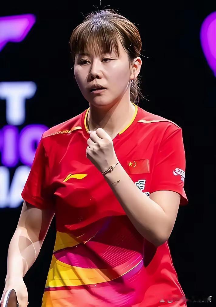 陈幸同的父亲，是辽宁一位乡村教师。
女儿四岁。
球台比她还高。
父亲把她抱上去，