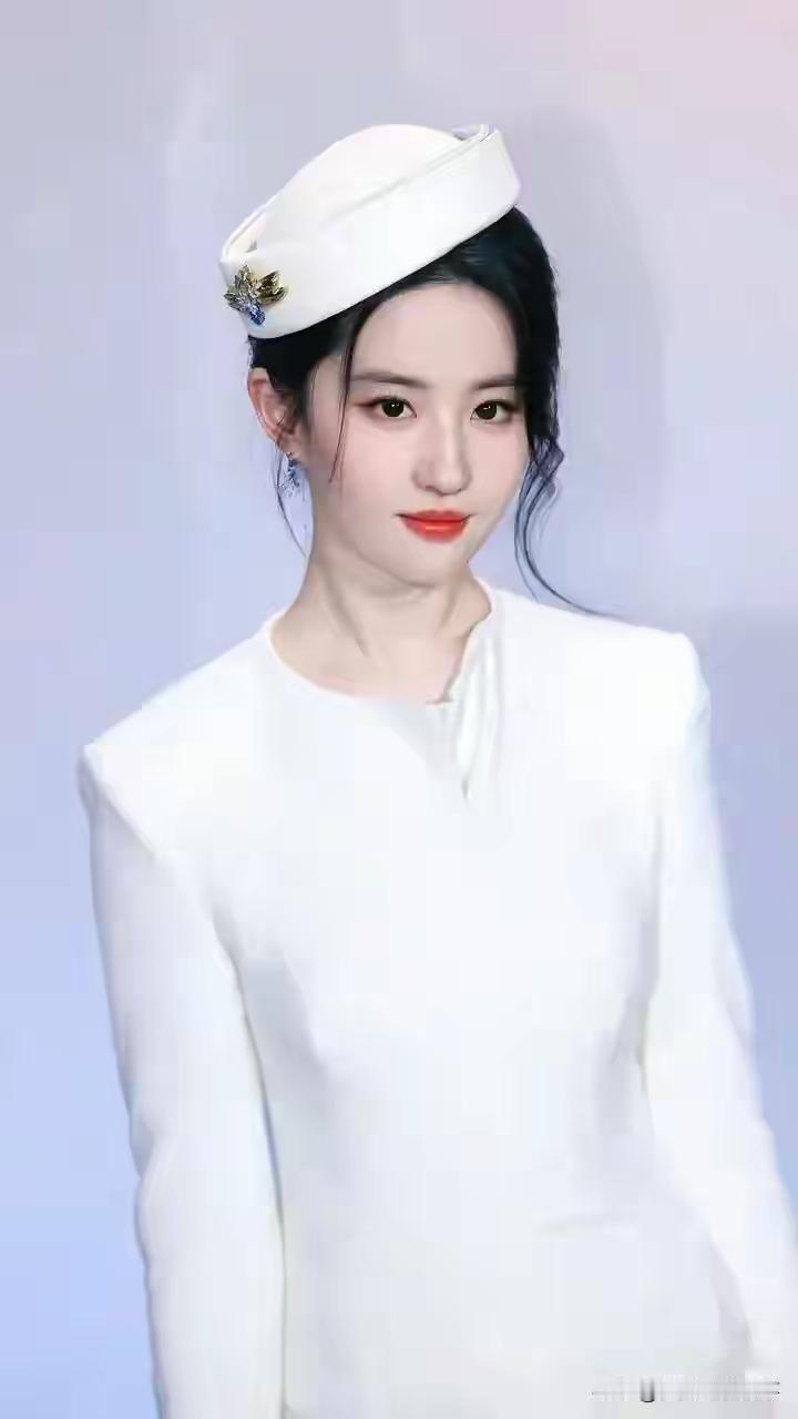 优雅白裙，清新自然，气质满分！上联：玫瑰有色香盈袖，诚邀下联 哪个医院护士最辛苦