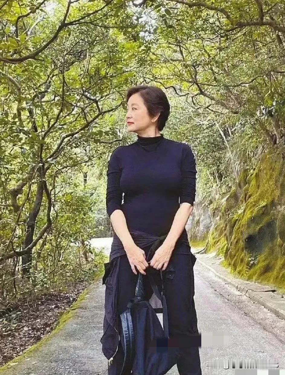 说到林青霞啊，那真的是咱们过去的女神，虽然年华已逝，但你看她那股沉稳安然的气质，