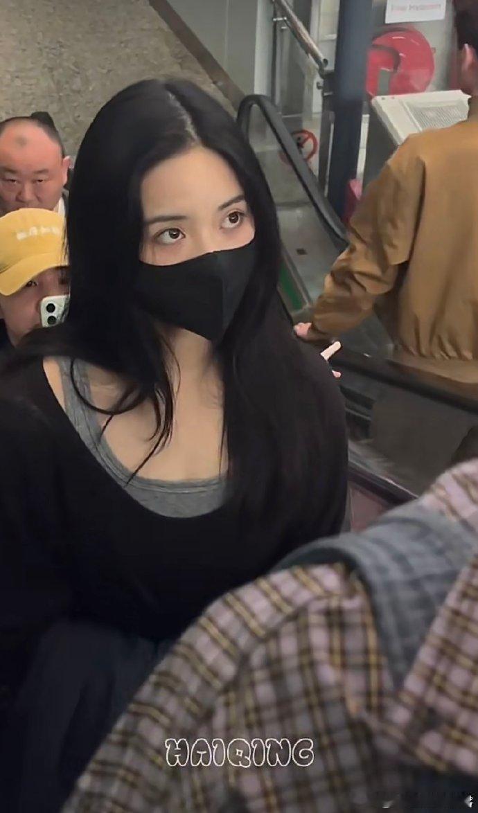 沈月连轴转状态沈月进组明日乐园沈月的演艺之路越走越宽，连轴转的行程见证着她的努力