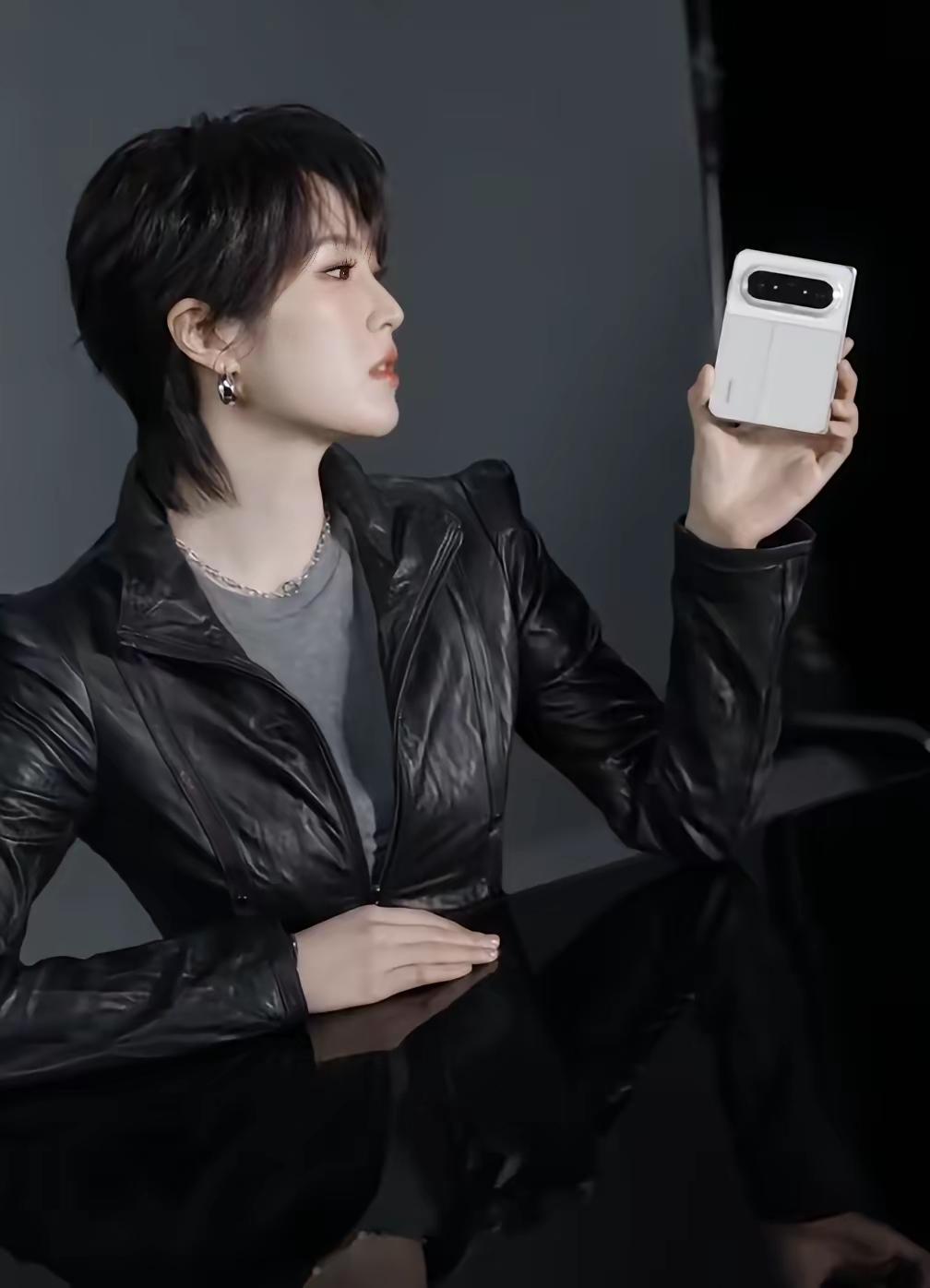 给你们去看过了！华为Pura X Max折叠屏手机现在实验下实体店还没有真机体验