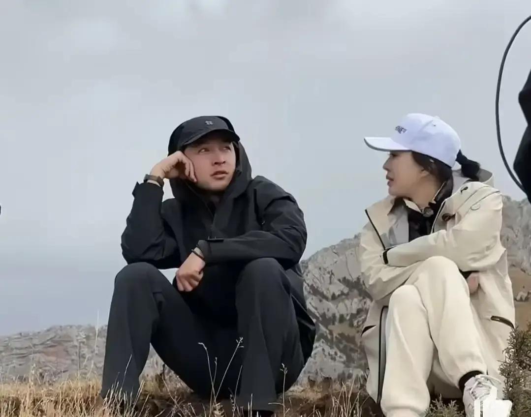 田朴珺拉着胡歌去爬佘山，镜头一开，两人喘得比我跑八百米还惨。
胡歌抹着汗说山顶有