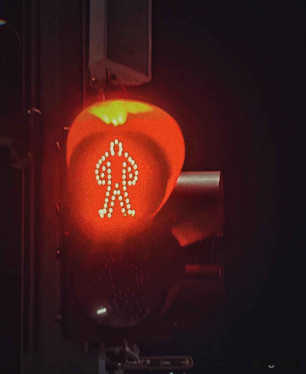 “闯红灯就该死吗？” 
这句反问戳中无数人，
但答案从来不是“该”，而是“没人该