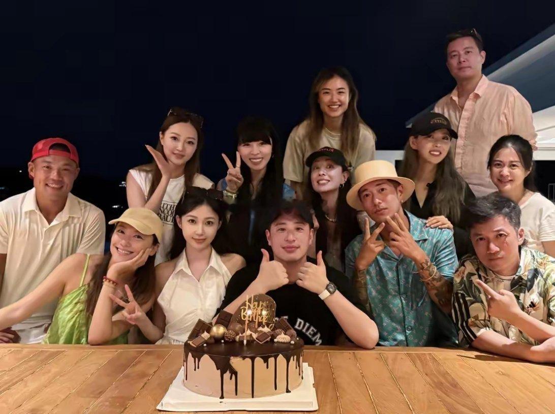 潘玮柏庆45岁生日，5岁女儿正脸曝光，白皙可爱笑起来超像爸爸 ​​​
