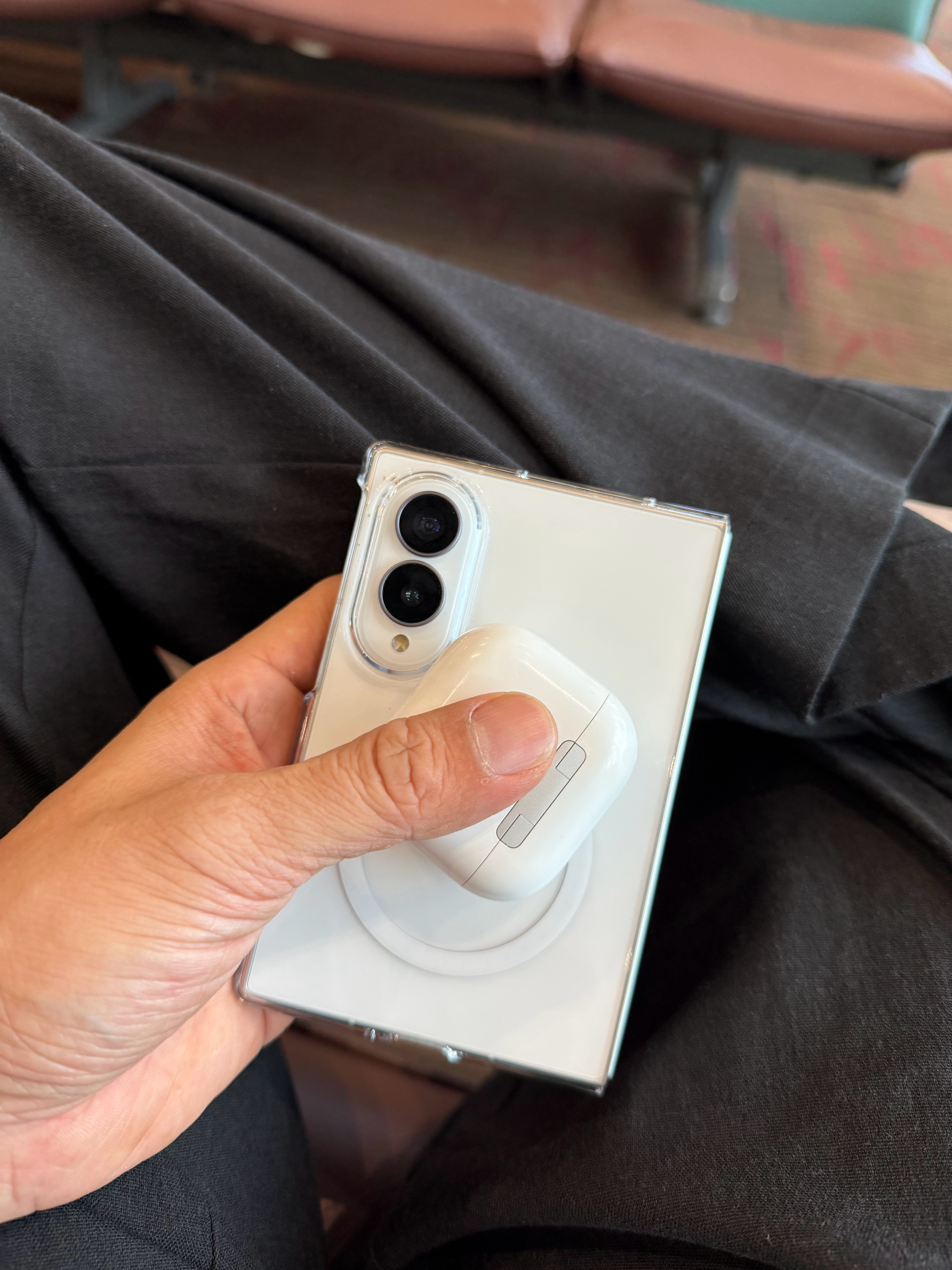 以前老是觉得 airpods 不好用，要么忘记充电，要么忘记带后来我就去买了一个
