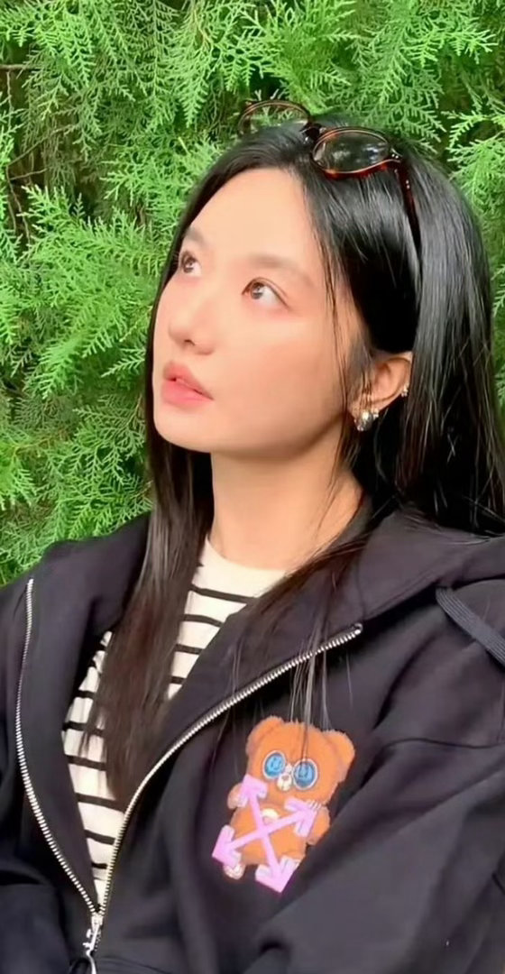 张铭恩女友和潘美烨侧脸对比今天是潘美烨生日微博视界大会 两张图放在一起反复比对，