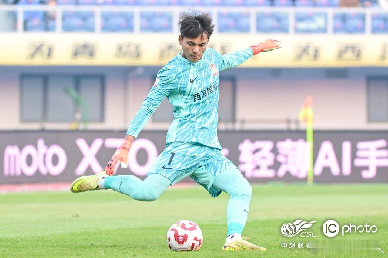 深圳新鹏城俱乐部有意青岛西海岸门将李昊，并已开启接触。