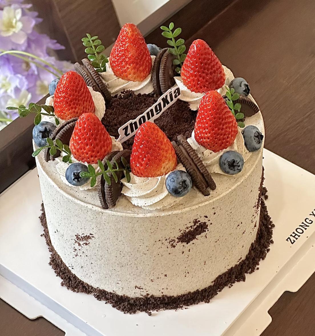 最近身边换手机的人可不少，关于放弃苹果买华为这个事儿，争议还挺大。
我闺蜜用了五