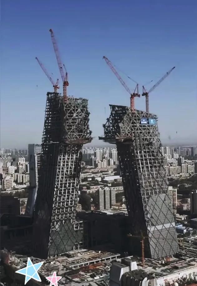 央视大楼，被俗称“大裤衩”，多年以后，央视大楼的洋人设计师“库哈斯”在国外媒体的