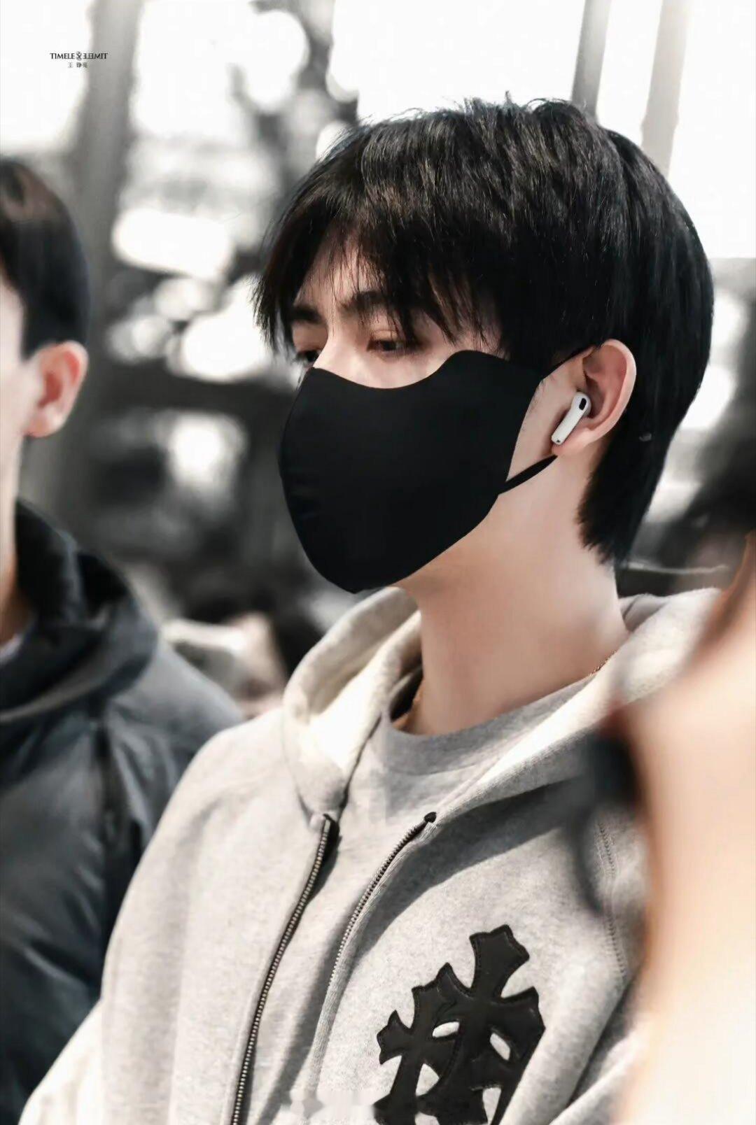 陈飞宇  上海飞长沙录制hi6机场路透素颜帅成这样真没招儿了期待阿瑟的纯真年代的