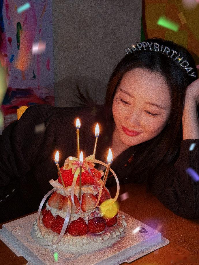 李纯38岁生日照李纯38岁生日发文李纯38岁生日照，发文里的自由快乐，是她对新一