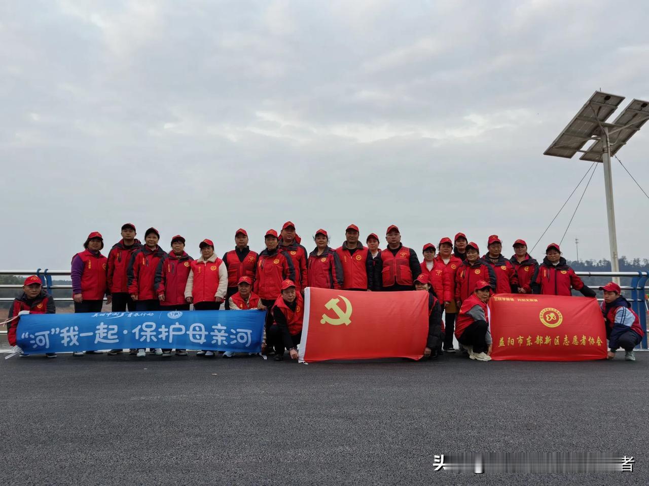 共护绿水青山 志愿党员先行
 
         3月1日早上，益阳市东部新区志
