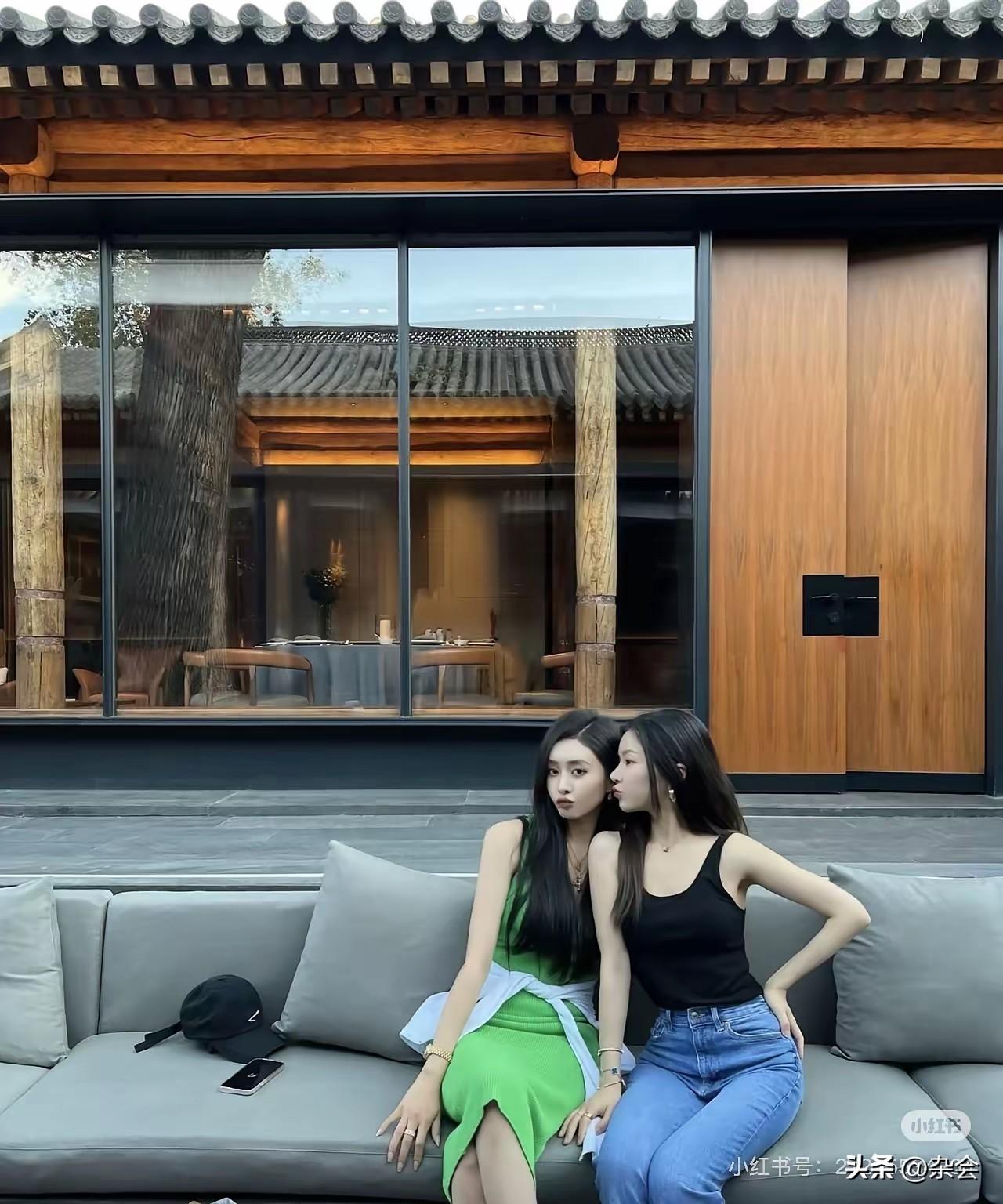 打破次元壁！王灿和张天爱竟然是闺蜜？
这是什么神仙颜值组合，看着都赏心悦目。王灿