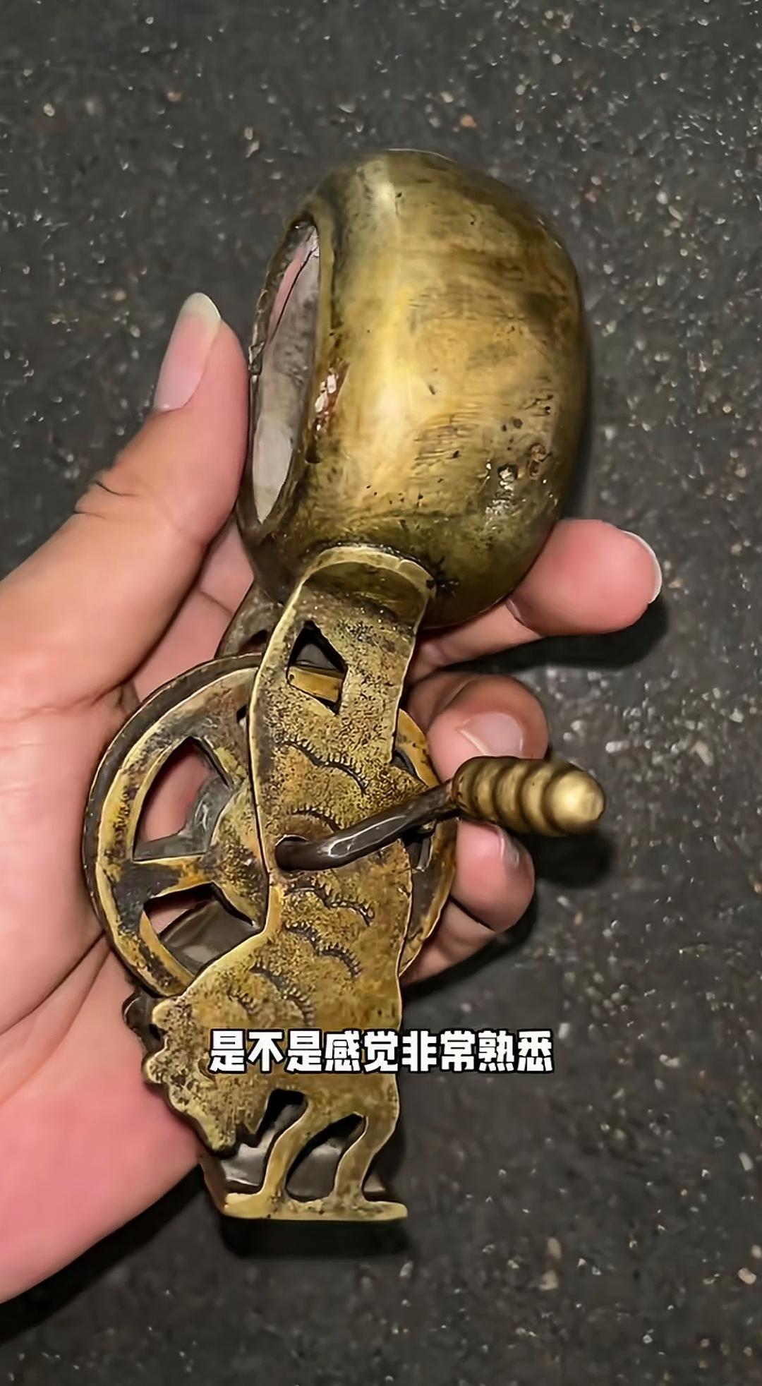 全铜打造，配有转轮，这可是手艺人的专属工具，有谁知道它叫什么呢？
老铜质地，转轮