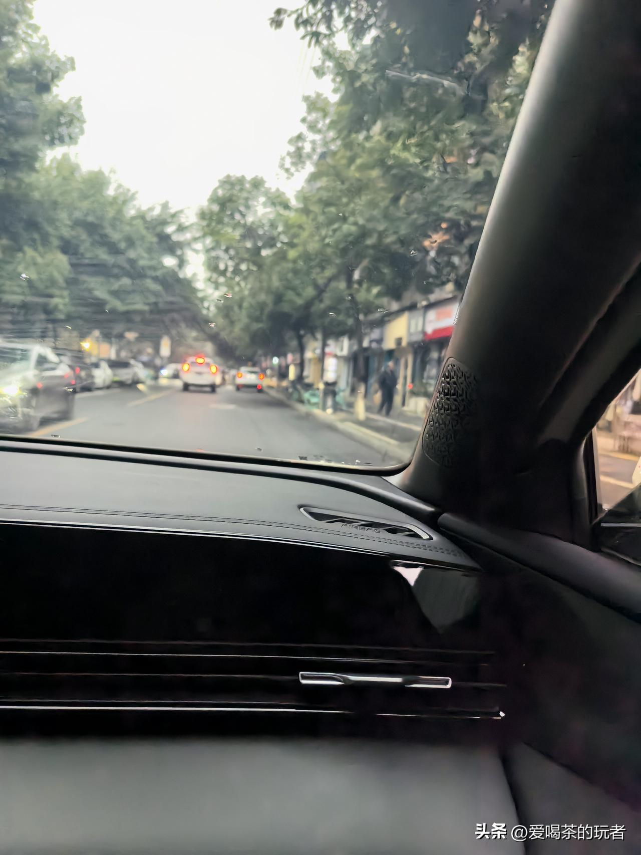 一大早打了个电车，师傅大概五十多岁，很健谈，这段时间正在看电车，师傅开的这个车外