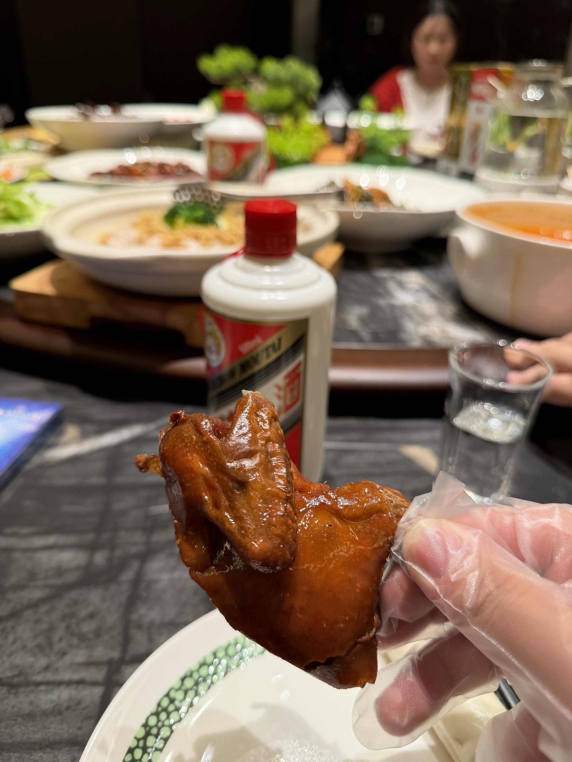 见过许多优秀的年轻人，我发现他们身上都有一个共同的特性，就是能和三教九...