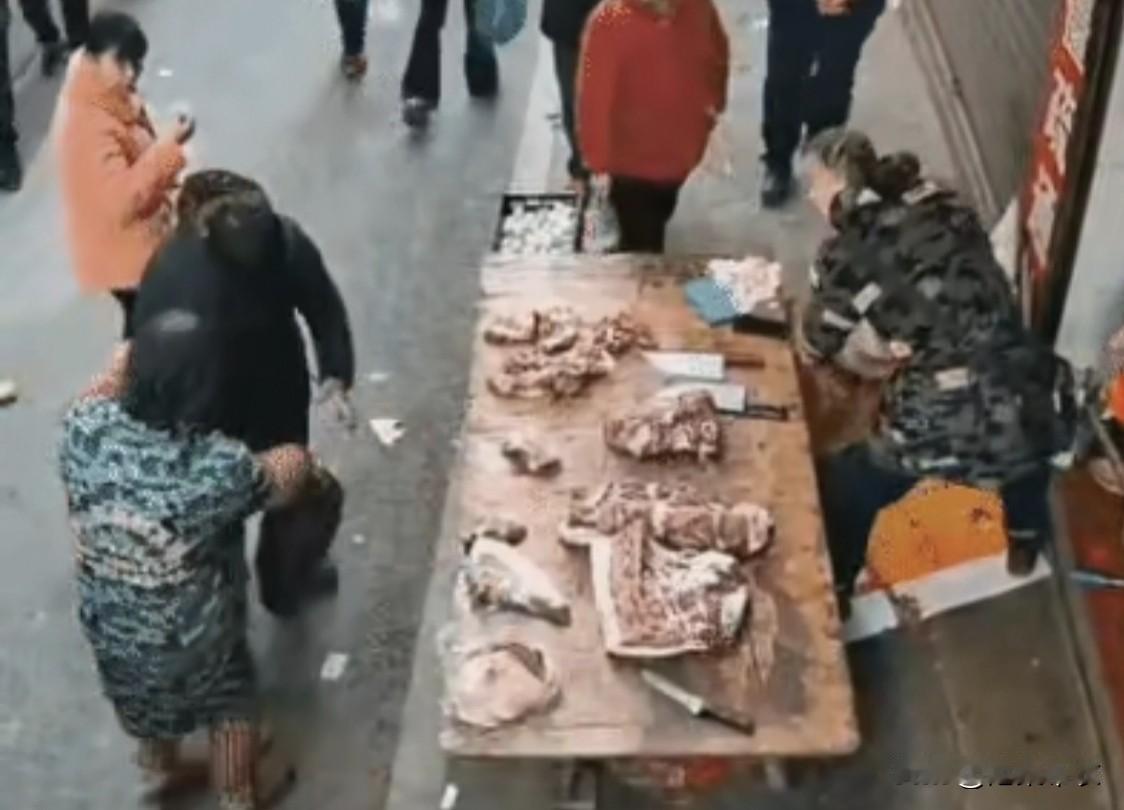 大妈偷肉现场被抓太丢人！网友视频，一大妈趁卖肉摊主砍肉时不注意时顺走一块肉，自以