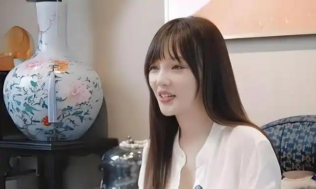和平离婚8年后才知甜馨妈妈当年有多委屈，做头发事件并非外界所传。
2017年的相