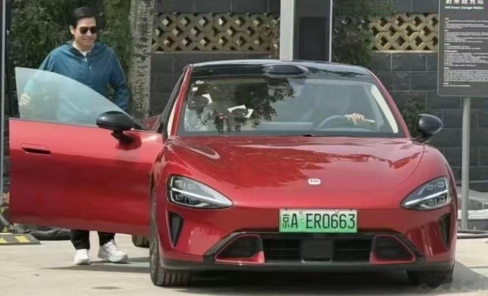 这辆小米汽车新Su7号牌很眼熟啊 小米汽车小米su7雷军直播