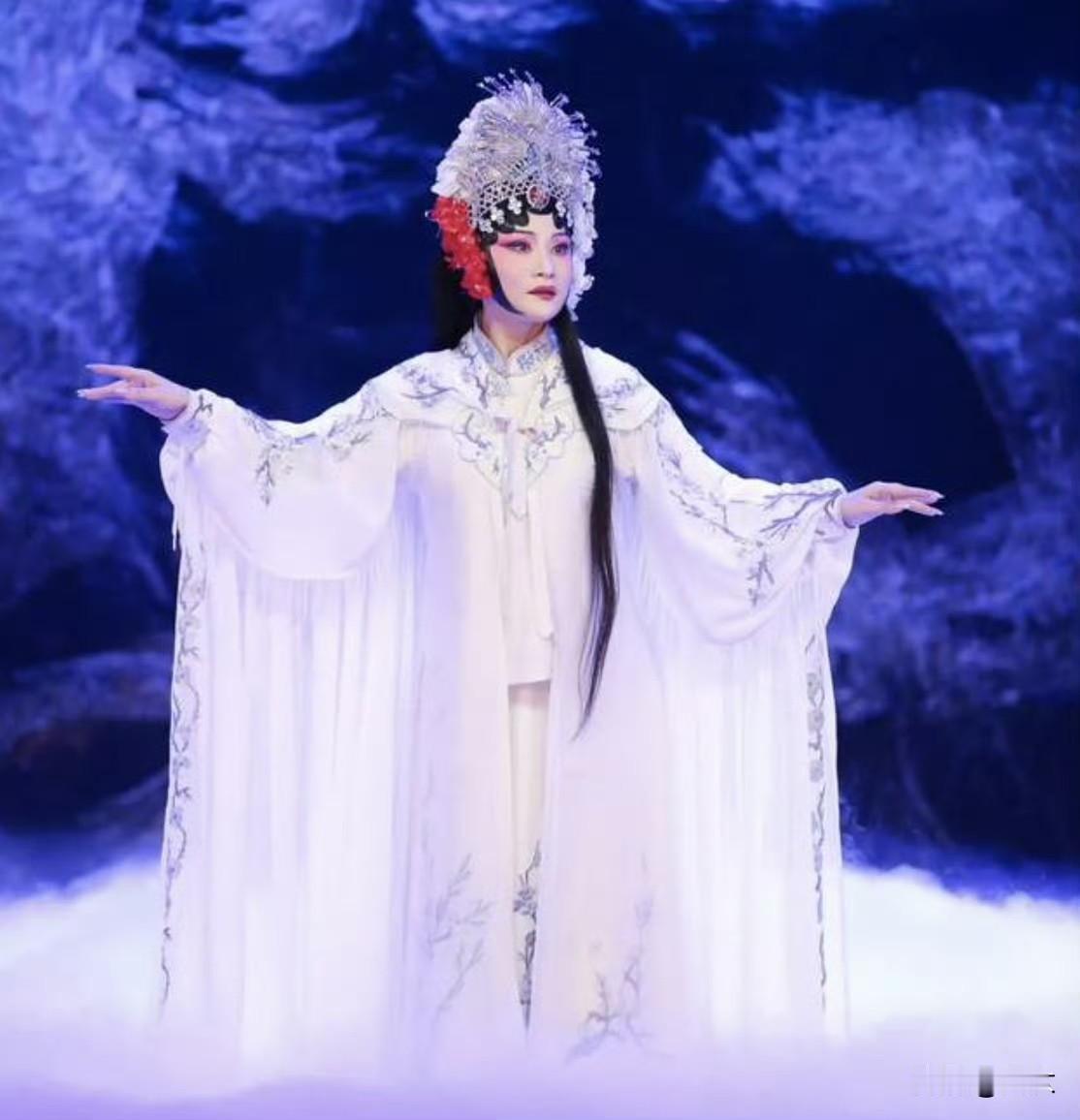 这几天在网上看到好多讲《主角》刘浩存演《游西湖》的片段，听多了就对《游西湖》产生