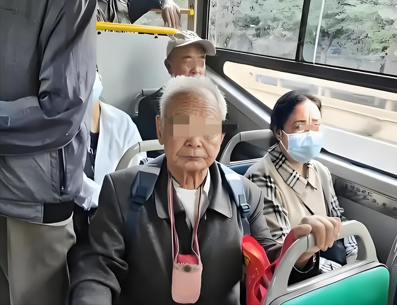 "你是司机，就必须救人！"5月8日报道上海，80岁老人独自上公交，还没买票便突发
