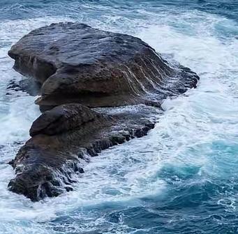 不要总是瞎嚷嚷了，不要总是开着几艘航母去炫耀了。难道这样做不怕烧钱吗？
 
你知