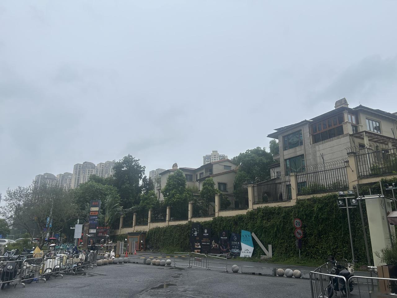 在万博想找个普通菜市场太难了，问了欧泊业主买菜去处，她说他们都是去盒马[捂脸]我