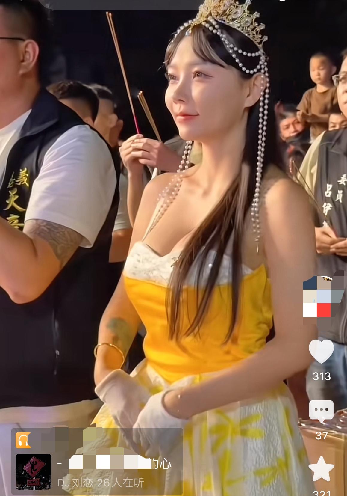 台湾庙会习惯选年轻貌美身材好的女生当礼生，

这种事总让人看不清，有点琢磨不透！