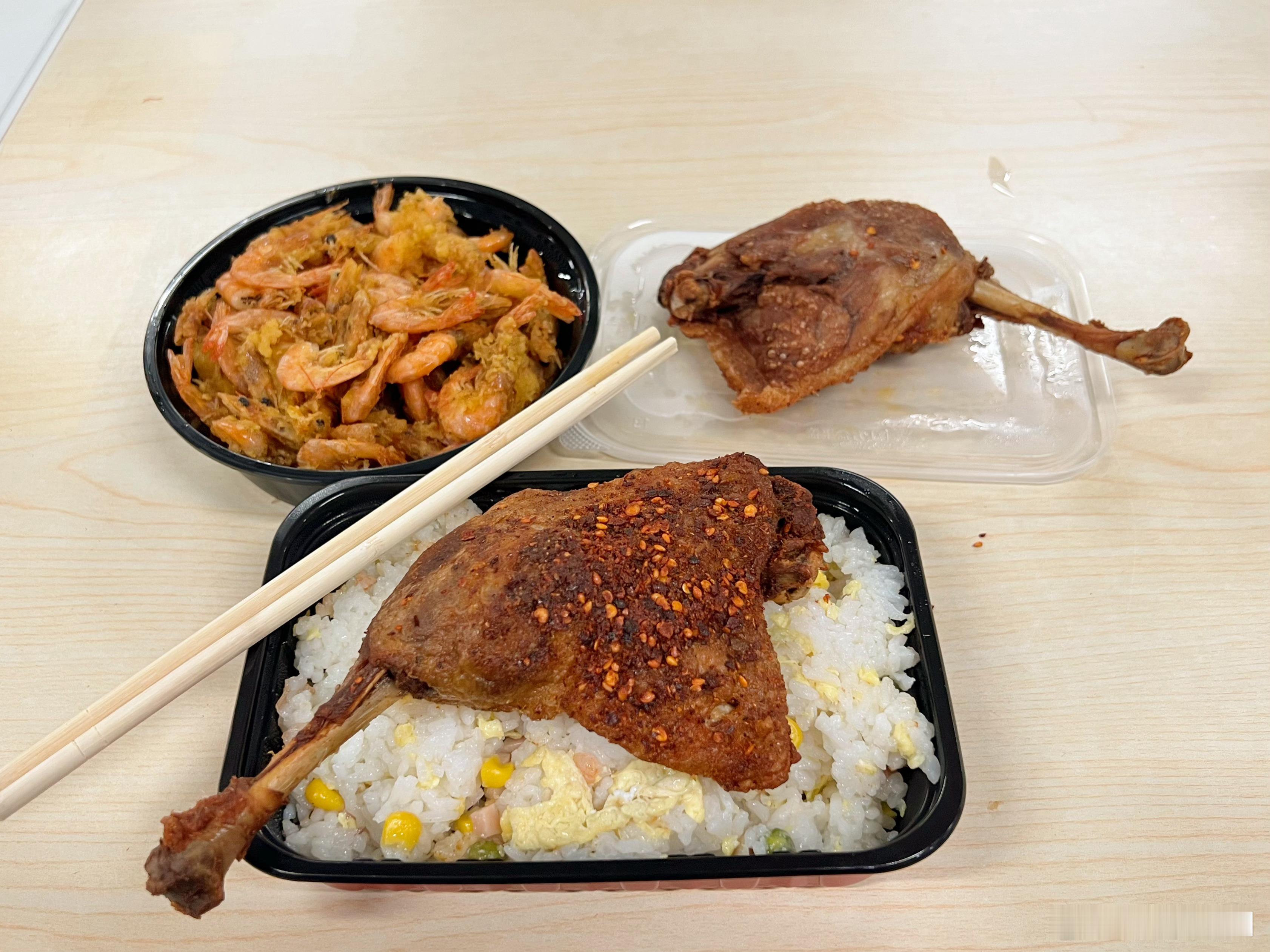 食堂居然有鸭腿子，紧跟时事啊，还挺好吃的…… 北京