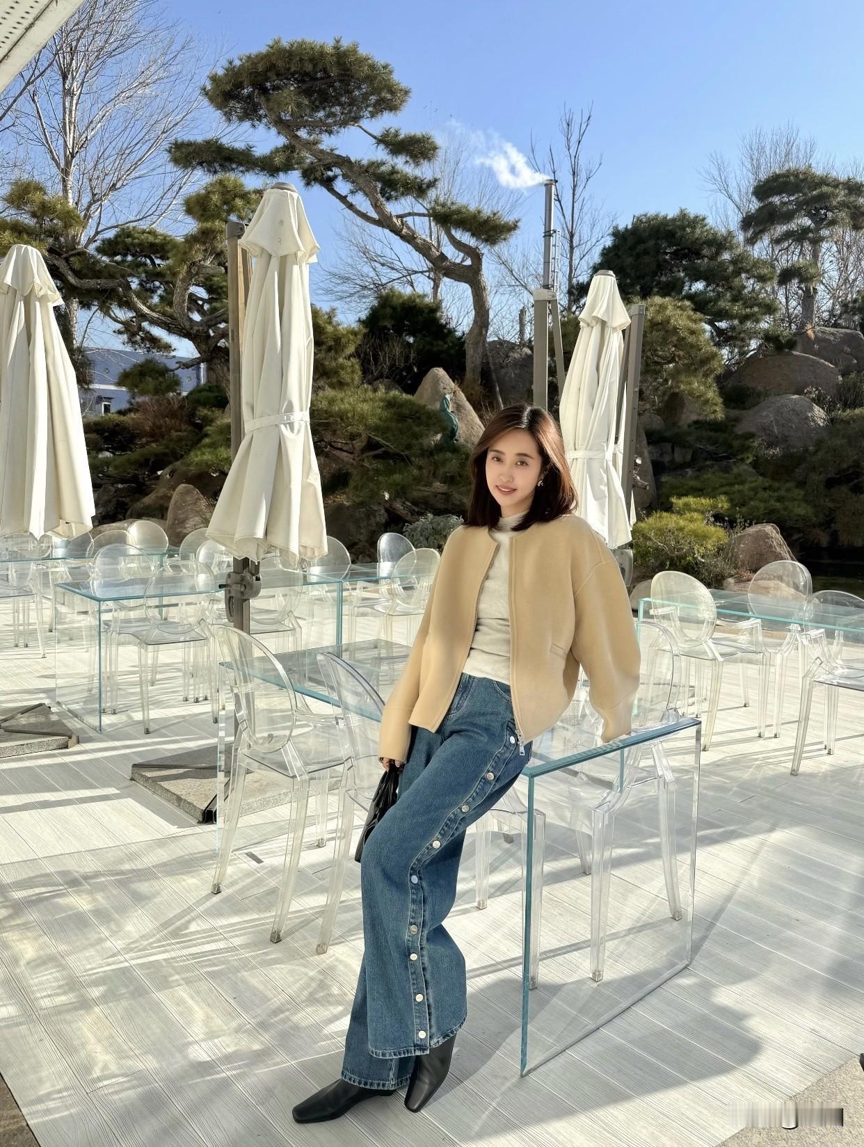 穿搭的精致感是什么?精致感藏在细节里，平整无褶皱的衣领，比昂贵面料更重要；线头处