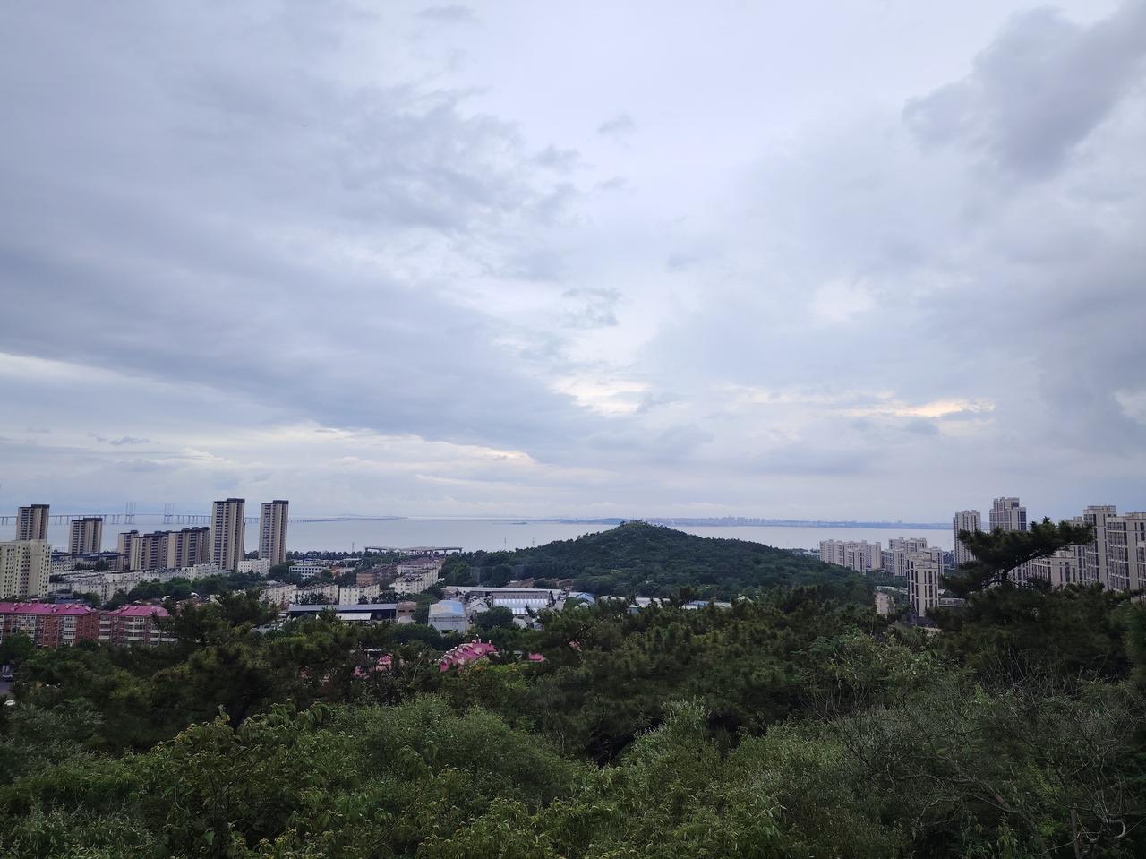 本周青岛天气继续在低位运行，以多云为主，最高气温25°左右，最低气温甚至跌破20