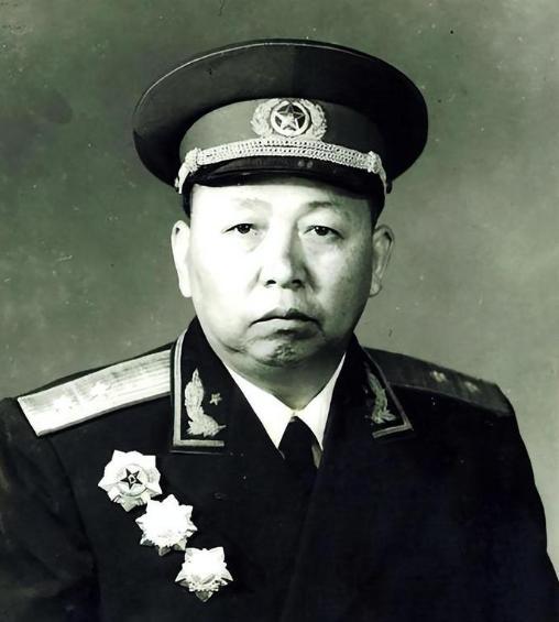 1935年的长征路上，每一步都踩着生死考验，有人倒在雪山草地，有人被伤病拖垮。