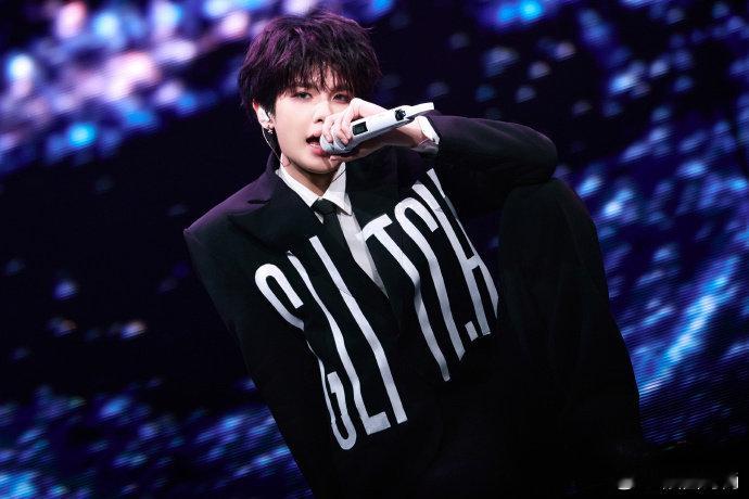 黄明昊重庆演唱会官宣?黄明昊「贾想世界」重庆站官宣定档10月4日！把诚意满满的美