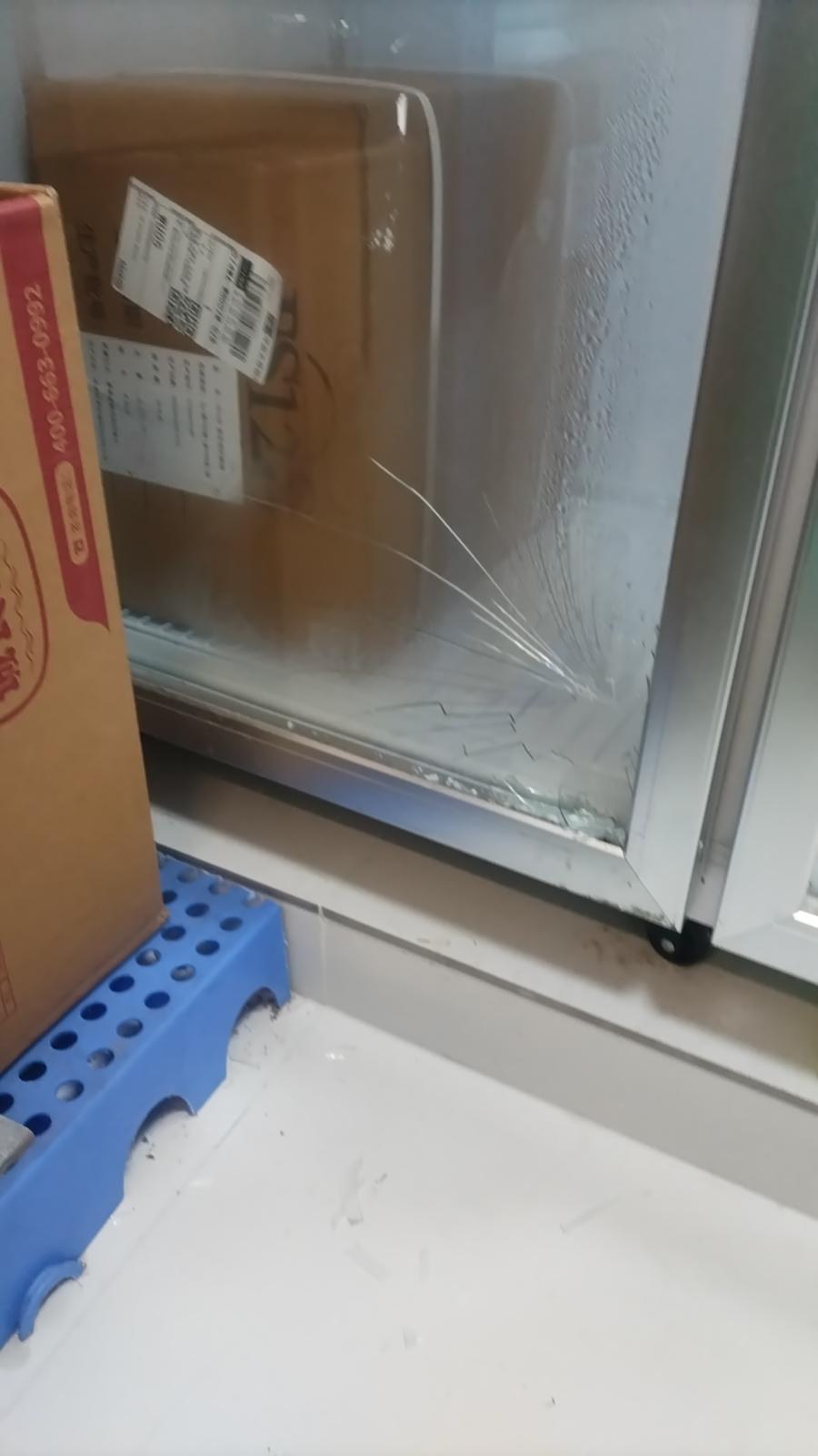 立式冰箱被推车砸破了一角，
联系了网上维修，
报价玻璃400，
这就是普通的很薄