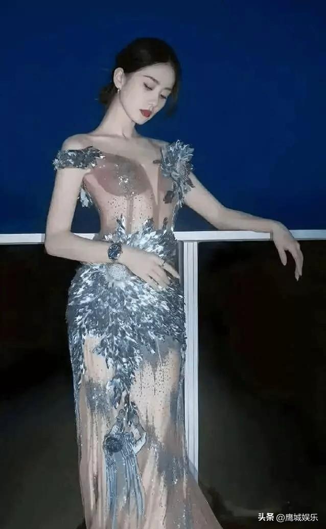 刘诗诗蓝纱裙“美上热搜”！当女星在红毯“拼命”，她用一缕江南烟雨赢了

当红毯沦