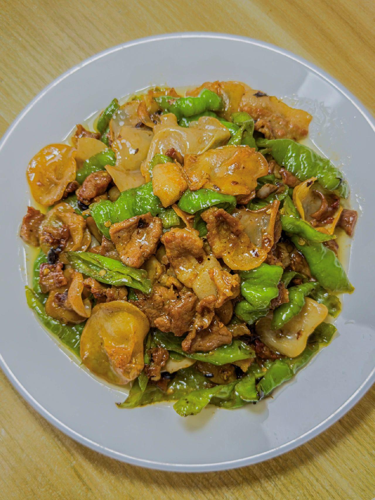 成功破解费大厨辣椒炒肉好吃的秘诀
每次和同事聚餐都去费大厨吃木耳辣椒炒肉，今天在