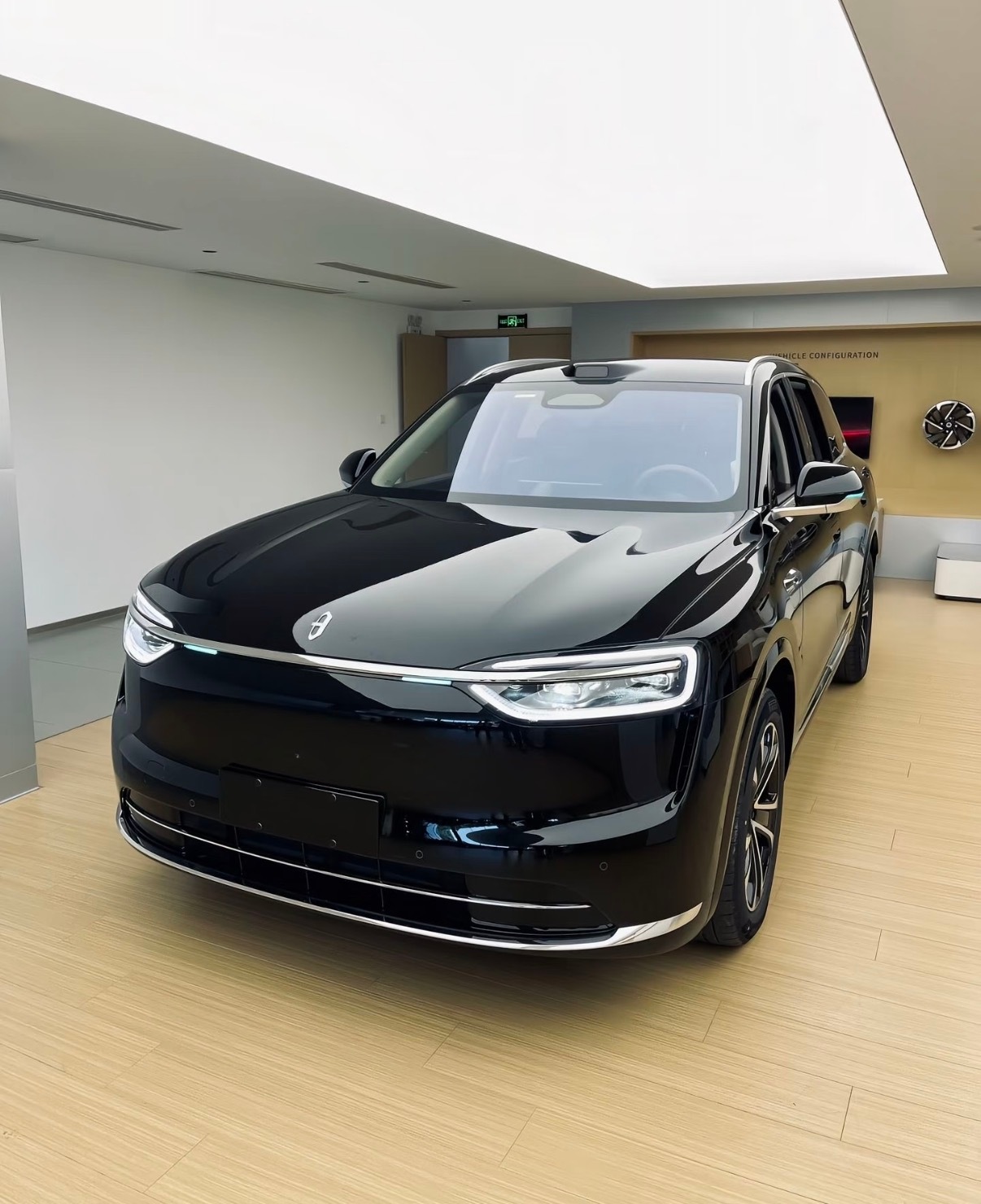 这车太懂年轻人吃“仪式感”这套了——鲜花、蝴蝶结装饰、1V1交付讲解，把提车做成