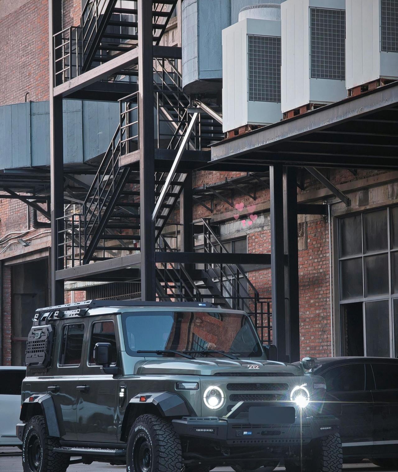 以专业越野平台打造，兼顾情怀与性能。非承载车身、分时四驱、强悍通过参数，搭配现代